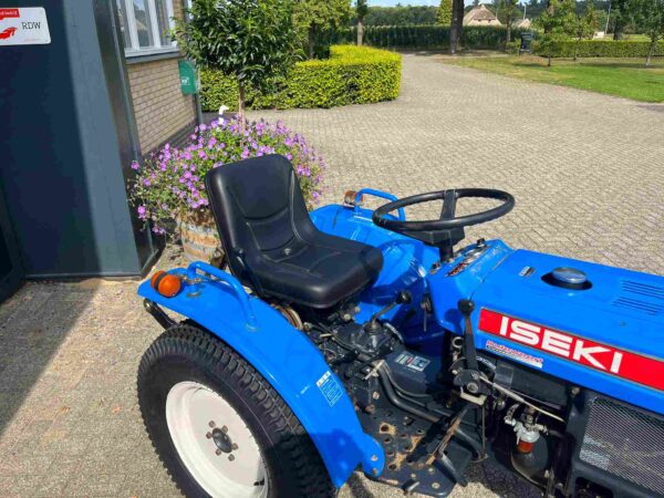 Iseki 155 met nieuwe gazonbanden - Afbeelding 3