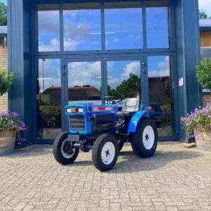 Iseki 155 met nieuwe gazonbanden