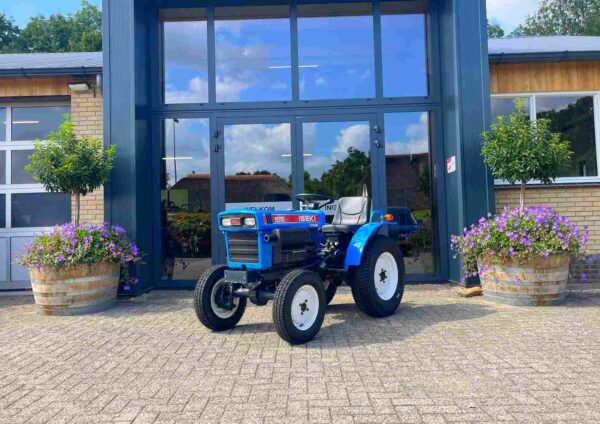 Iseki 155 met nieuwe gazonbanden