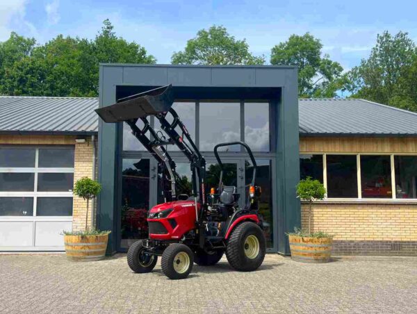jong gebruikte Yanmar SA 424 met Maxiloader
