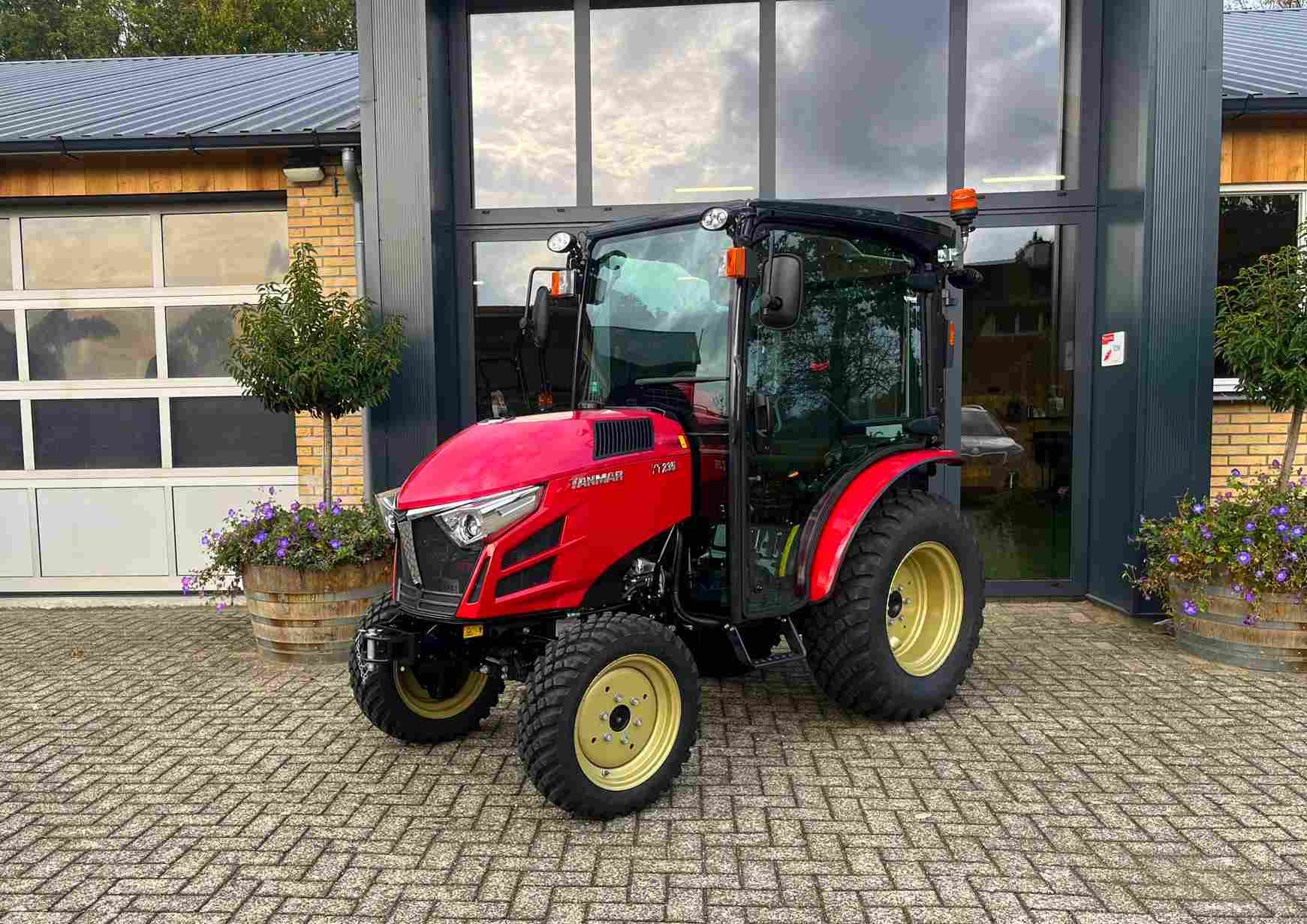 Demo Yanmar YT 235 HST met cabine