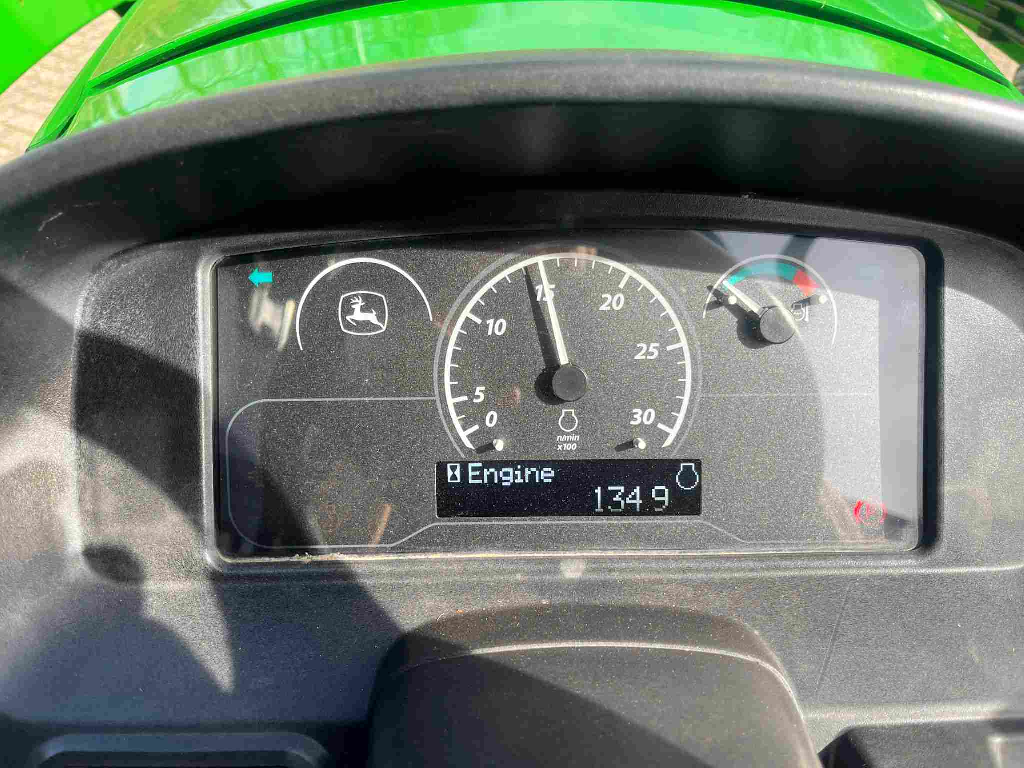 John Deere 3038E HST met originele voorlader - Afbeelding 6