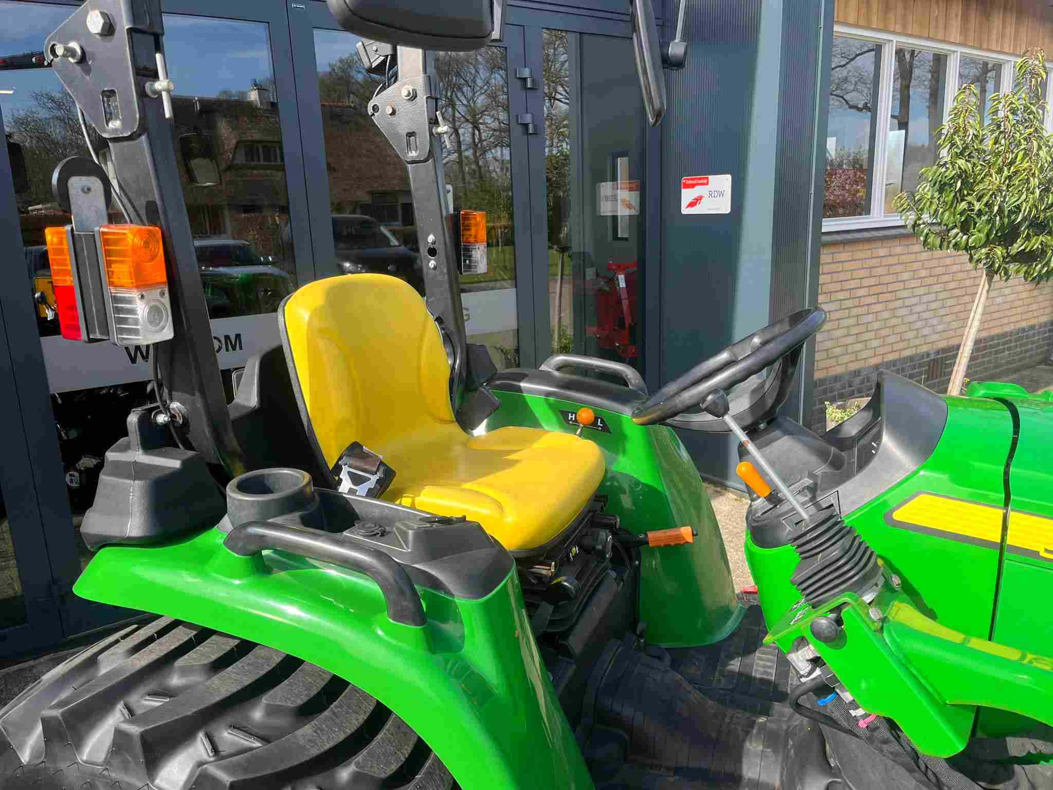 John Deere 3038E HST met originele voorlader - Afbeelding 4