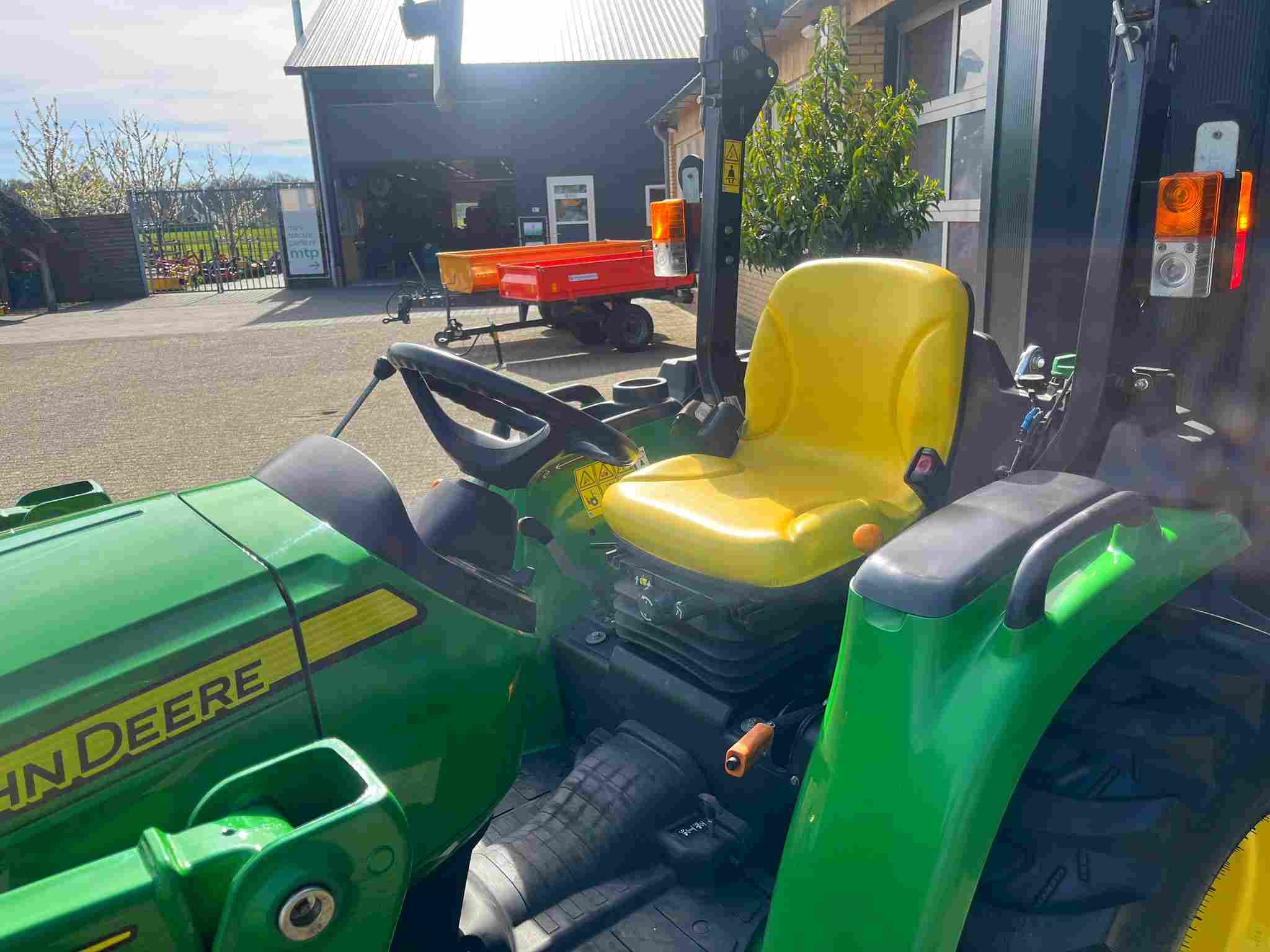 John Deere 3038E HST met originele voorlader - Afbeelding 3