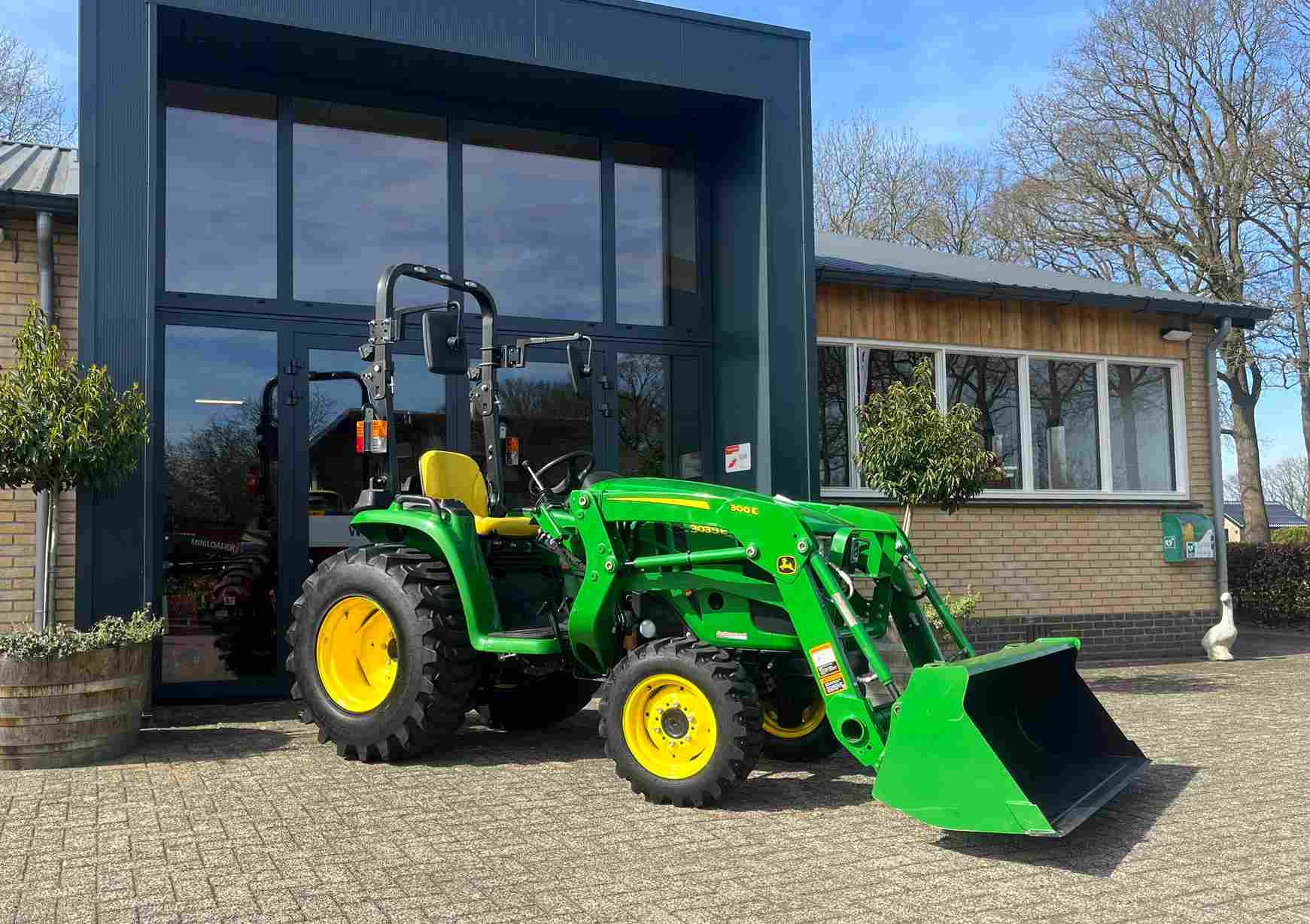 John Deere 3038E HST met originele voorlader - Afbeelding 2