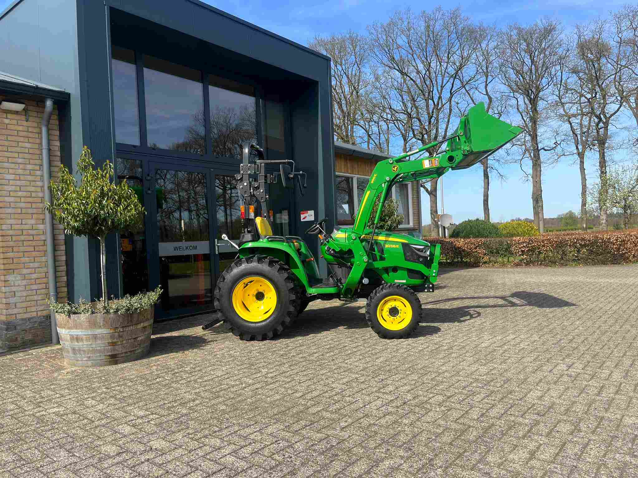 John Deere 3038E HST met originele voorlader - Afbeelding 8